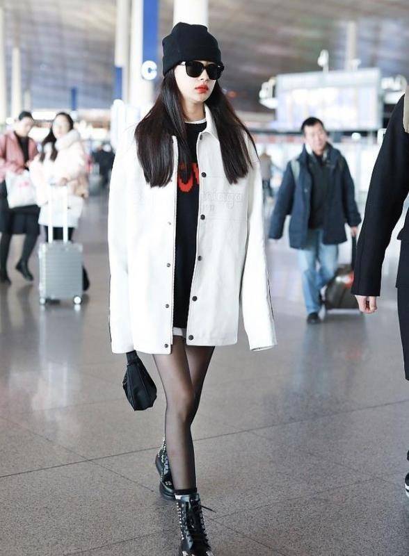 原创被40岁宋佳惊艳了一袭亮片裙配印花时尚袜冷艳高贵优雅满屏