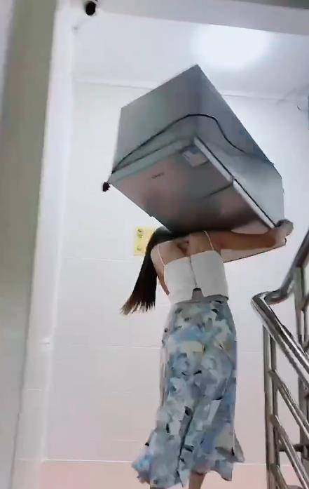 女子搬进男友家居住独自扛冰箱上楼男友平时力气不是很小吗