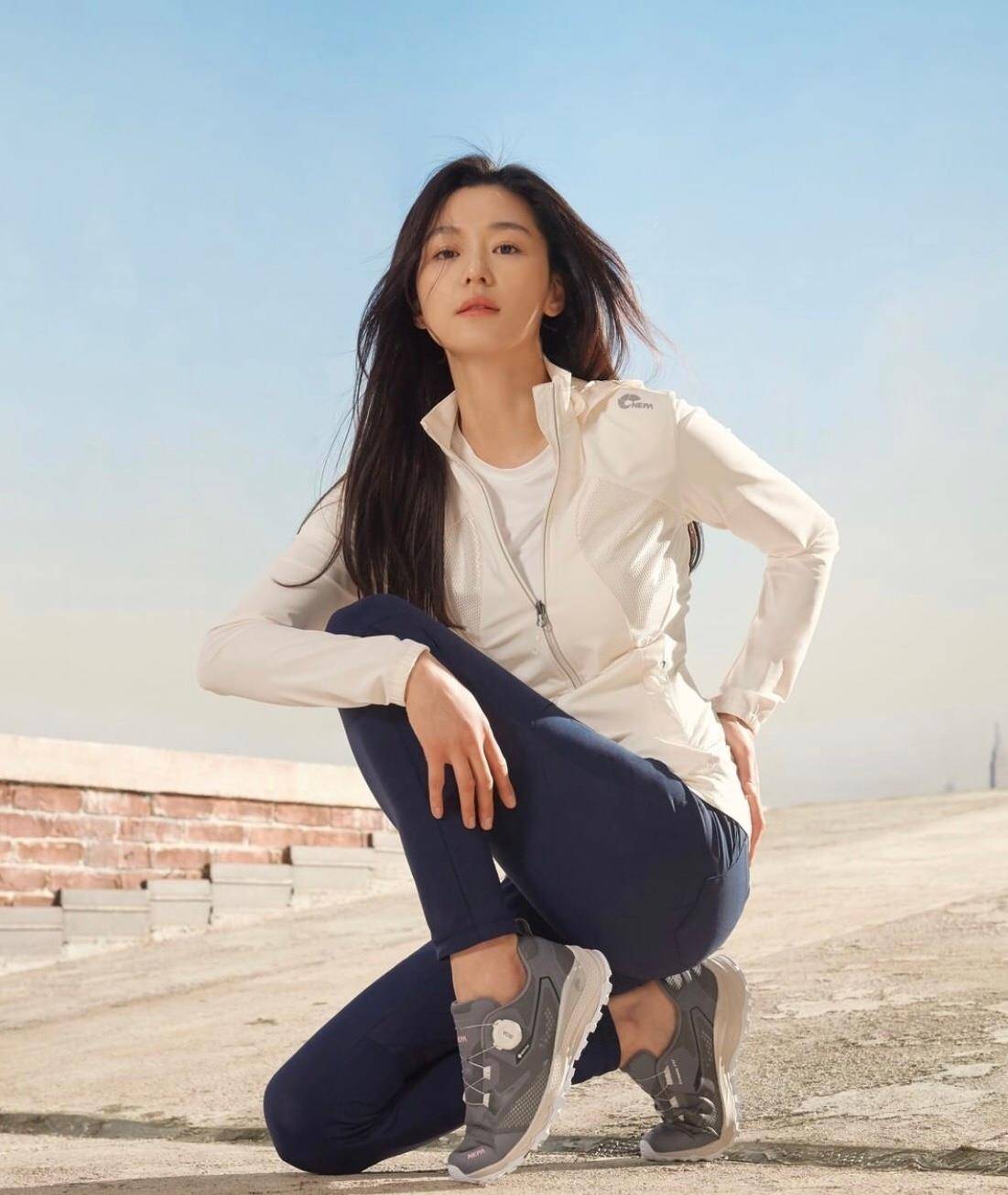 原创真冻龄女神全智贤简约风画报曝光38岁的她依旧时尚动人