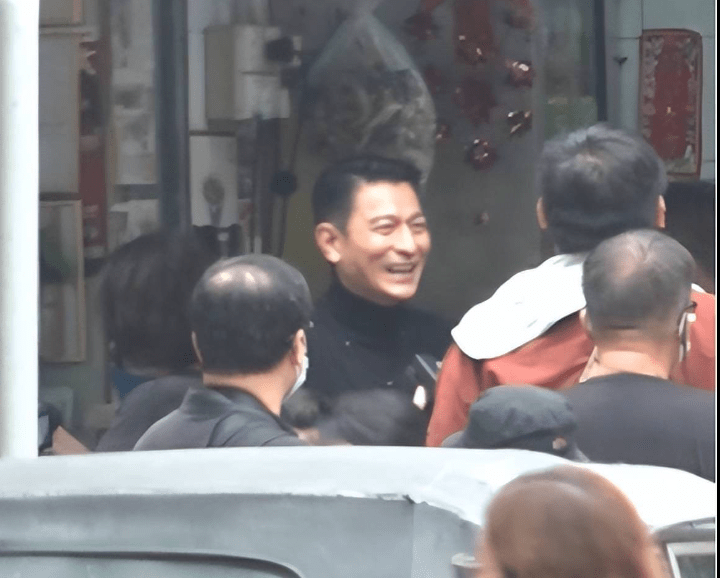 60岁刘德华近况曝光,穿西装戴眼镜造型严肃