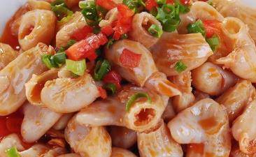 草帽妈妈根据捞汁海参的做法加以改良,做成秘汁鮰鱼肚,口感香辣微甜.