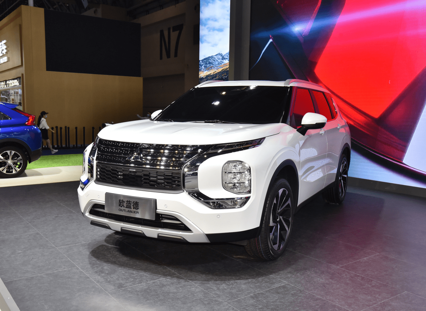 全新一代三菱欧蓝德亮相外观造型十分霸气有望搭载15t发动机