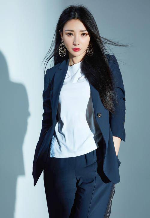 原创柳岩终于不性感了穿粉色一字肩配牛仔裤齐肩短发甜美减龄