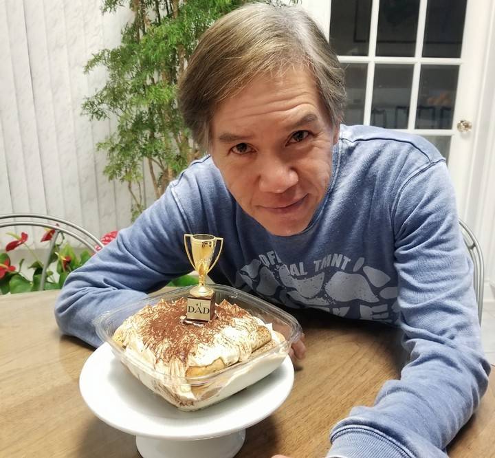 65岁林嘉华公开近照,满头白发真实自然,移居加拿大三年生活惬意_父亲