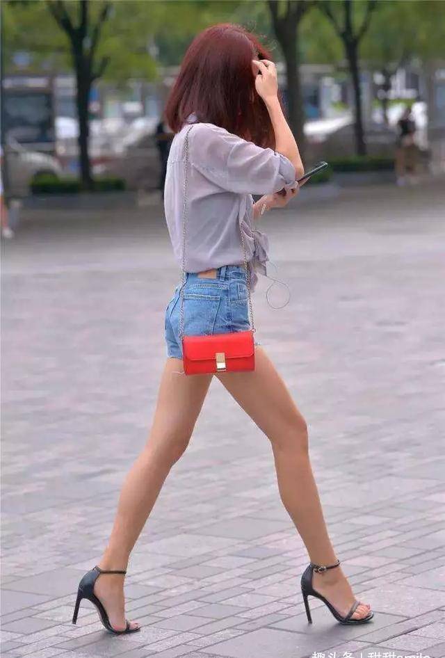 美女高腰牛仔短裤搭配一字带的高跟凉鞋出街,简直是女神般的姿态_下