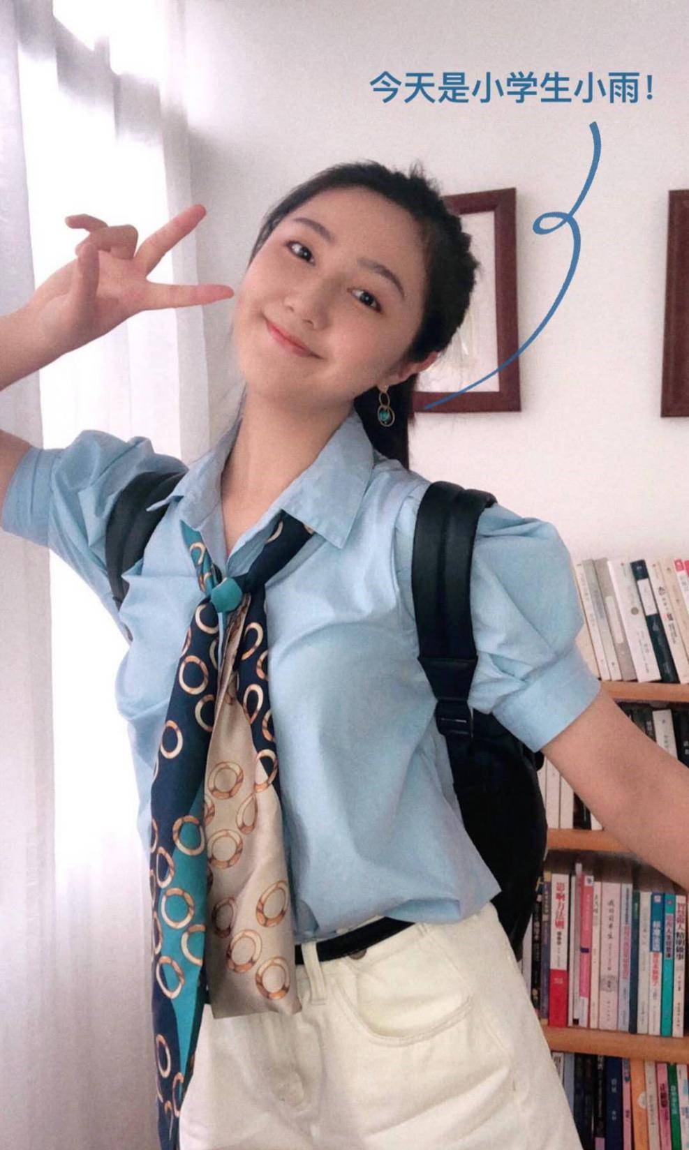 原創點讀機女孩長開了19歲穿衣樸素大臉盤合影康輝笑得拘束