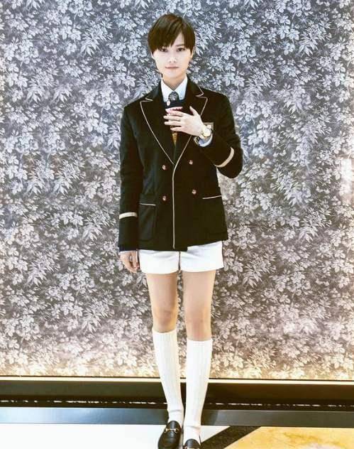 腿很直的明星,袁咏仪双腿白美十分减龄,李宇春也有完美大长腿_白又直