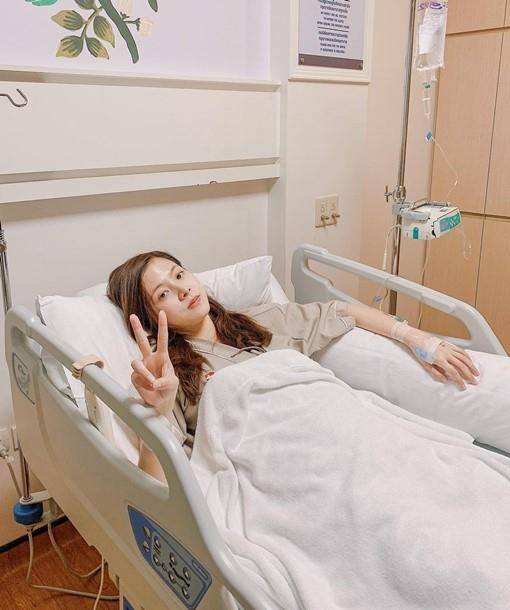 小水平采娜近况曝光,过度劳累生病住院,躺病床上一脸憔悴比耶