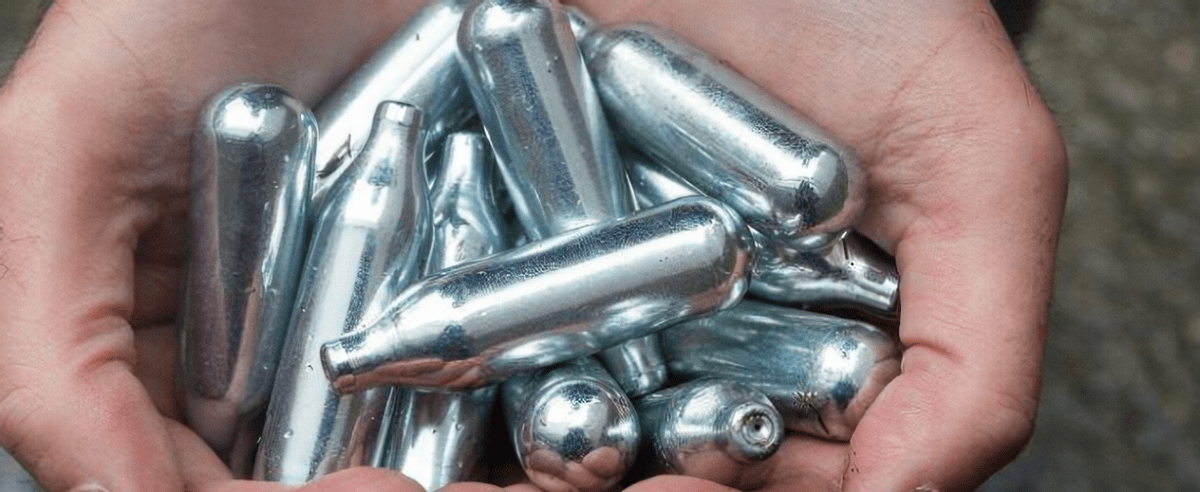 笑气多可怕女子吸食笑气3个月后竟无法直立行走差点瘫痪