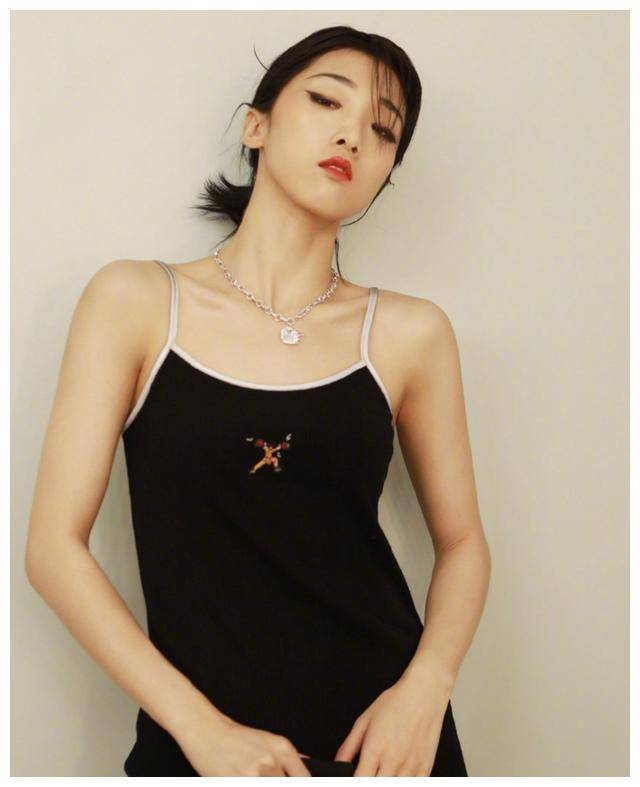 yamy揭玲花老公丑貌,黄子韬说出背后内幕:娱乐圈资本的黑暗_公司_微博