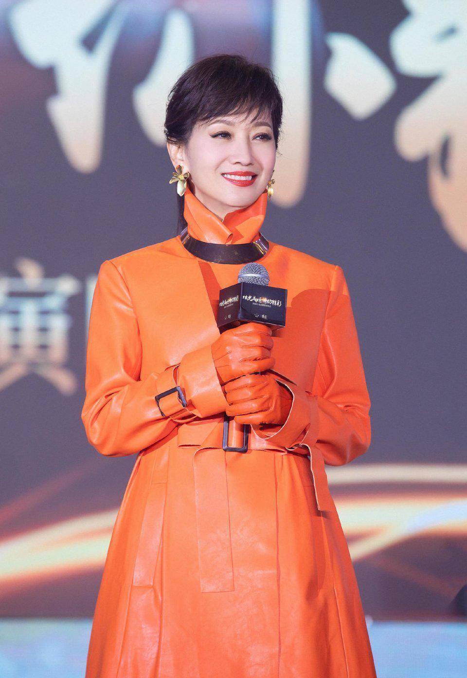 原创赵雅芝身材好又会穿橙色大衣配高跟鞋优雅高贵哪像奶奶辈的人