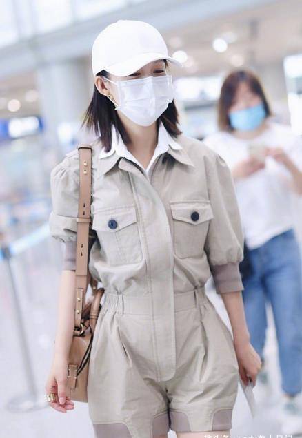 李沁穿短款连体裤秀美腿,又直又白的仙女,这样穿很显身材呢