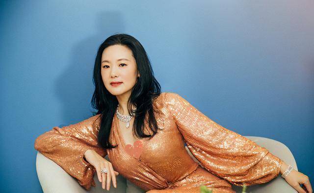 原创咏梅的气场一般人赶不上一袭低胸连衣裙开高叉一举一动太撩人