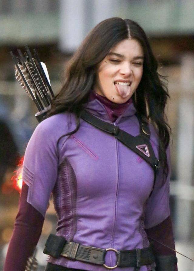 原创漫威女鹰眼亮相电影节穿黑时尚裙身材绝了网友越来越有气质