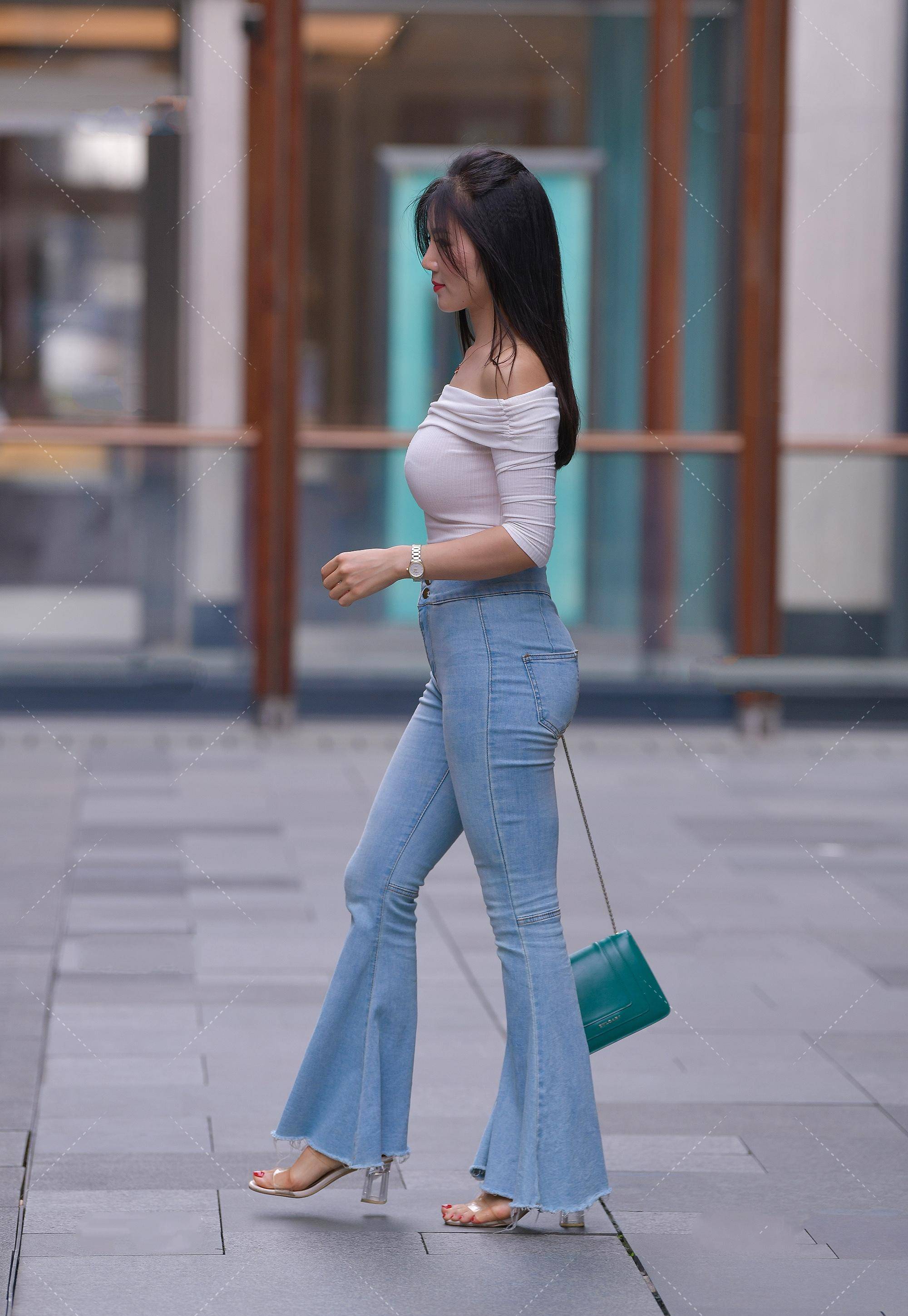 原创牛仔喇叭裤搭配时尚一字肩上衣变身精致优雅的猪猪女孩