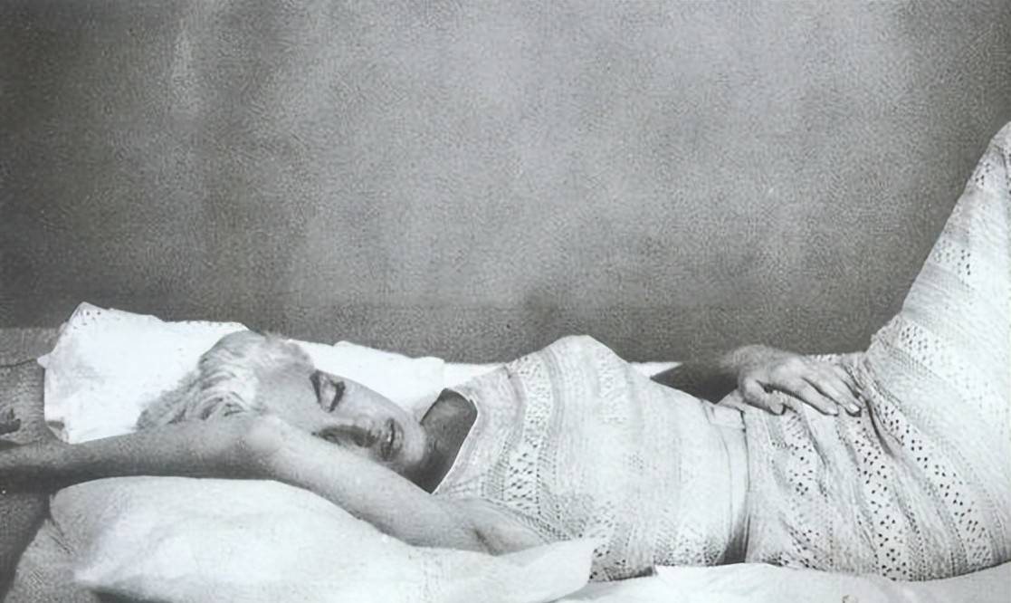 1962年玛丽莲梦露裸死官方说是自杀种种疑点却指向肯尼迪