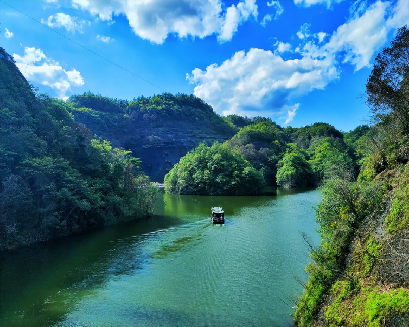 东浒寨风景区位于湘鄂贛三省交界处的江西省九江修水县境内,总面积