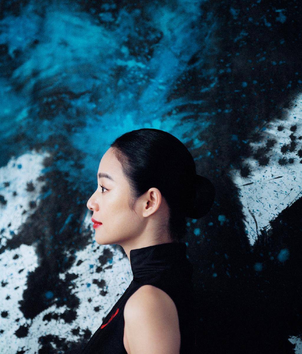 周韵穿2万3的衬衫裙扎丸子头,高贵大气_气质_造型_皮肉