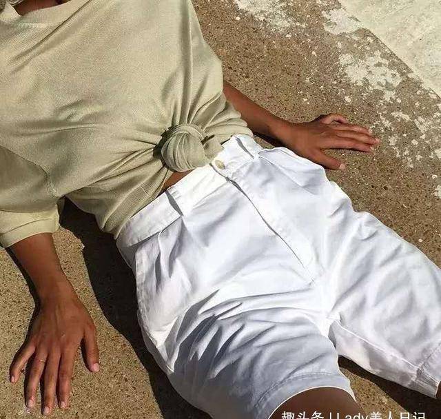 中年女性穿t恤塞衣角太丑了5种最美打结法路人秒变时髦精