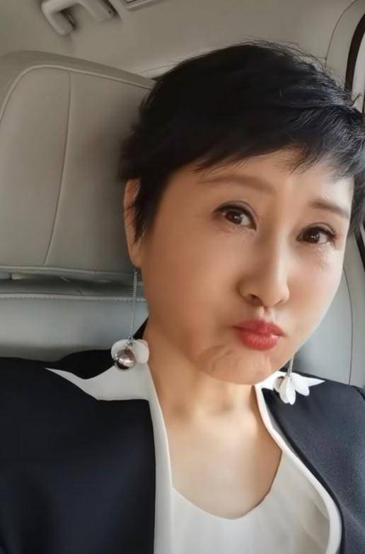 原创张凯丽嘟嘴自拍满眼皱纹还不承认老57岁了真没必要刻意装美