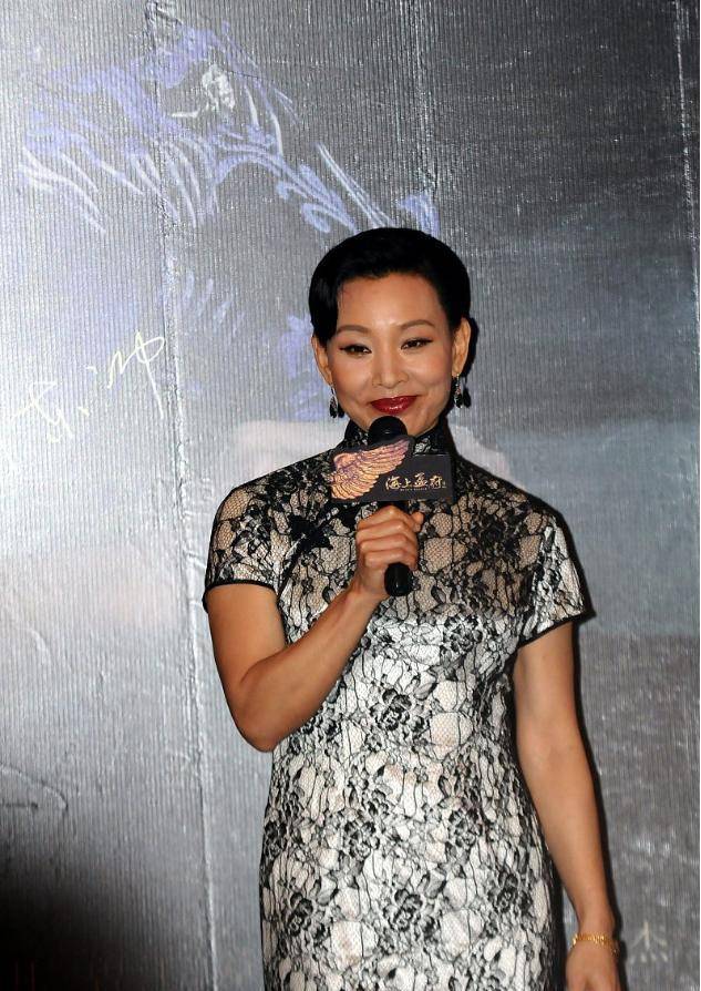 陈冲的气质太好了,59岁穿一袭旗袍亮相活动,意外高贵优雅又减龄_身材_