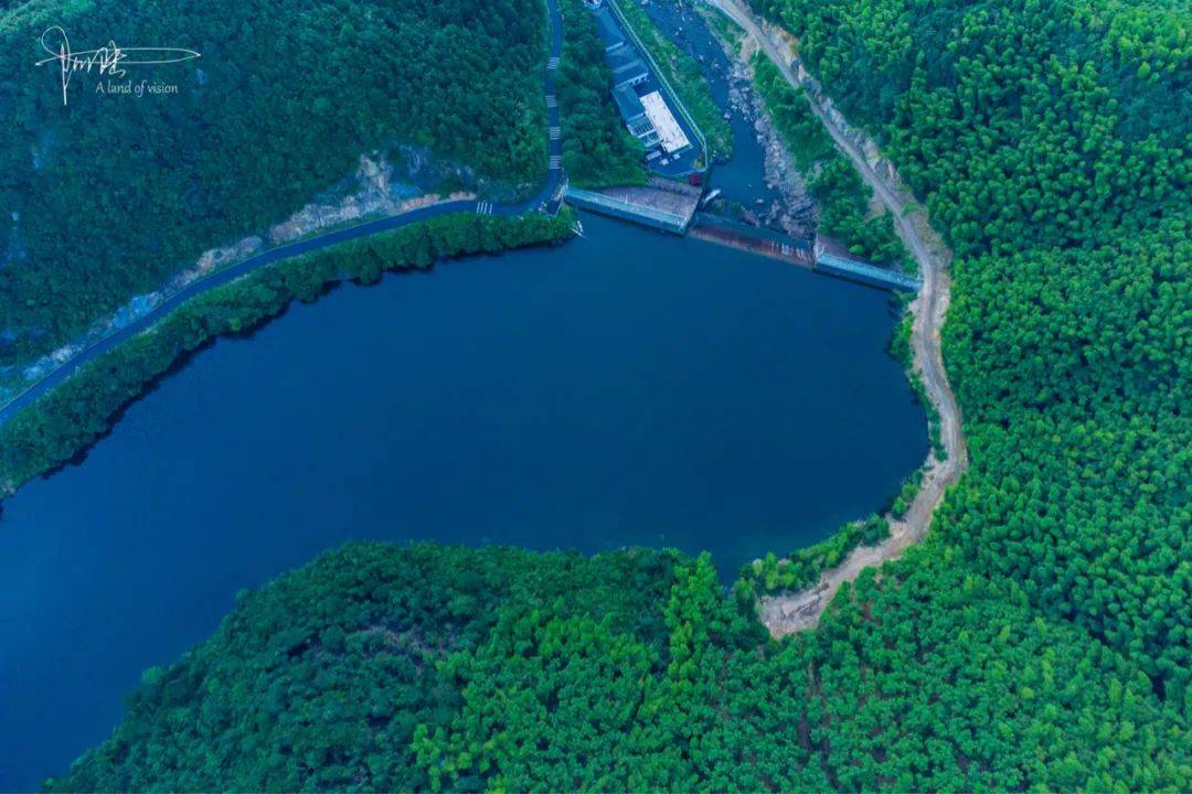 据说,这里的 "河流劫夺"自然现象是南京大学地理系教授陈钦峦从卫星