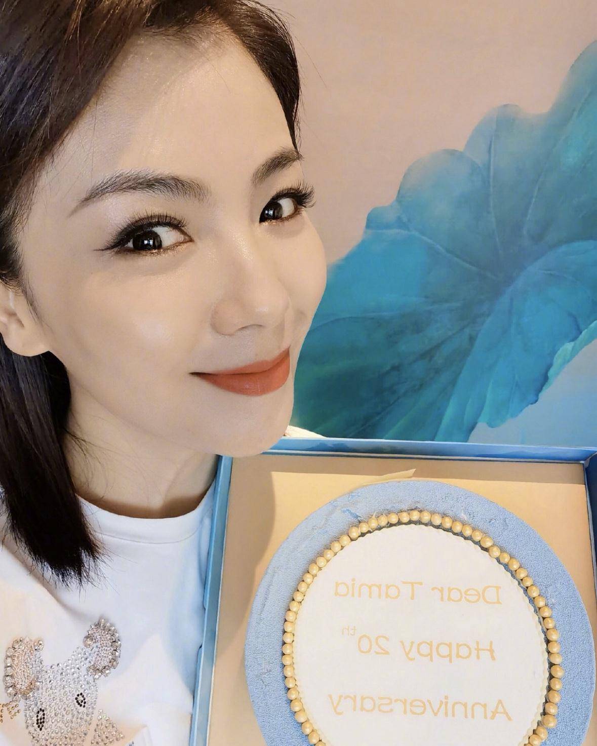 42岁刘涛庆祝出道20周年,穿白色t恤晒大头照,比出道时更美