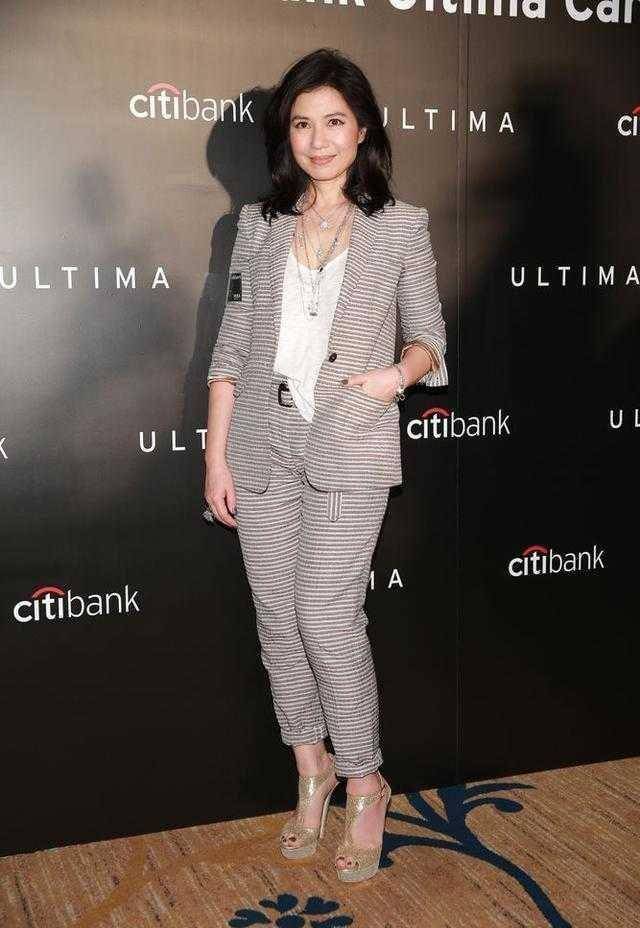 原创钟楚红看不出是60年代的穿条纹西装套装知性优雅气质太高级