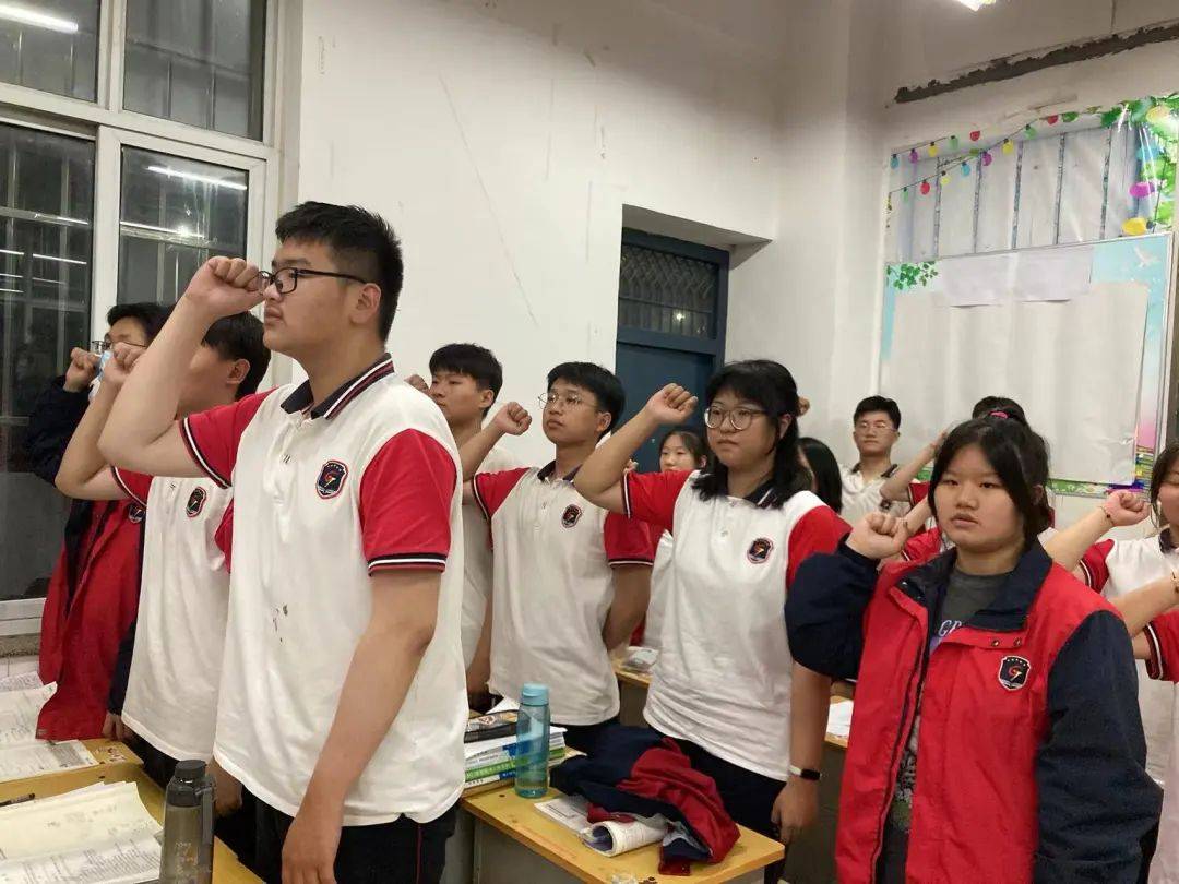 青春梦想攥紧时光濮阳市油田第二高级中学开展理想教育主题班会
