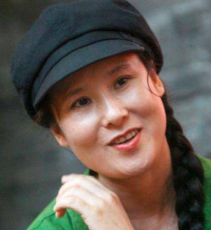 不会超过30岁,而且五官清秀,气质出众,并不像唐鉴军的老婆王小华