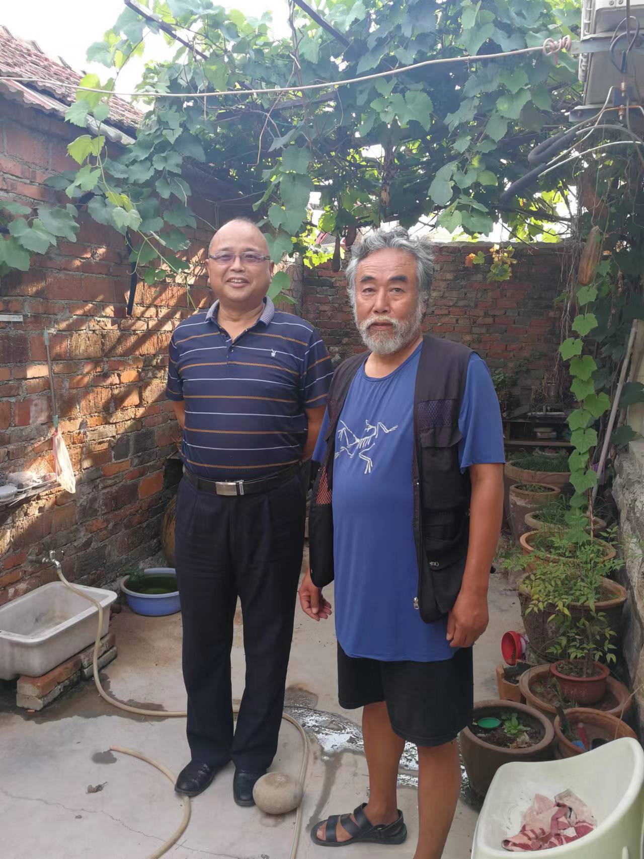 书法家张守信受画家曹远鹏相邀和画家秦胜水拜访淮北美院院长蒋跃辉