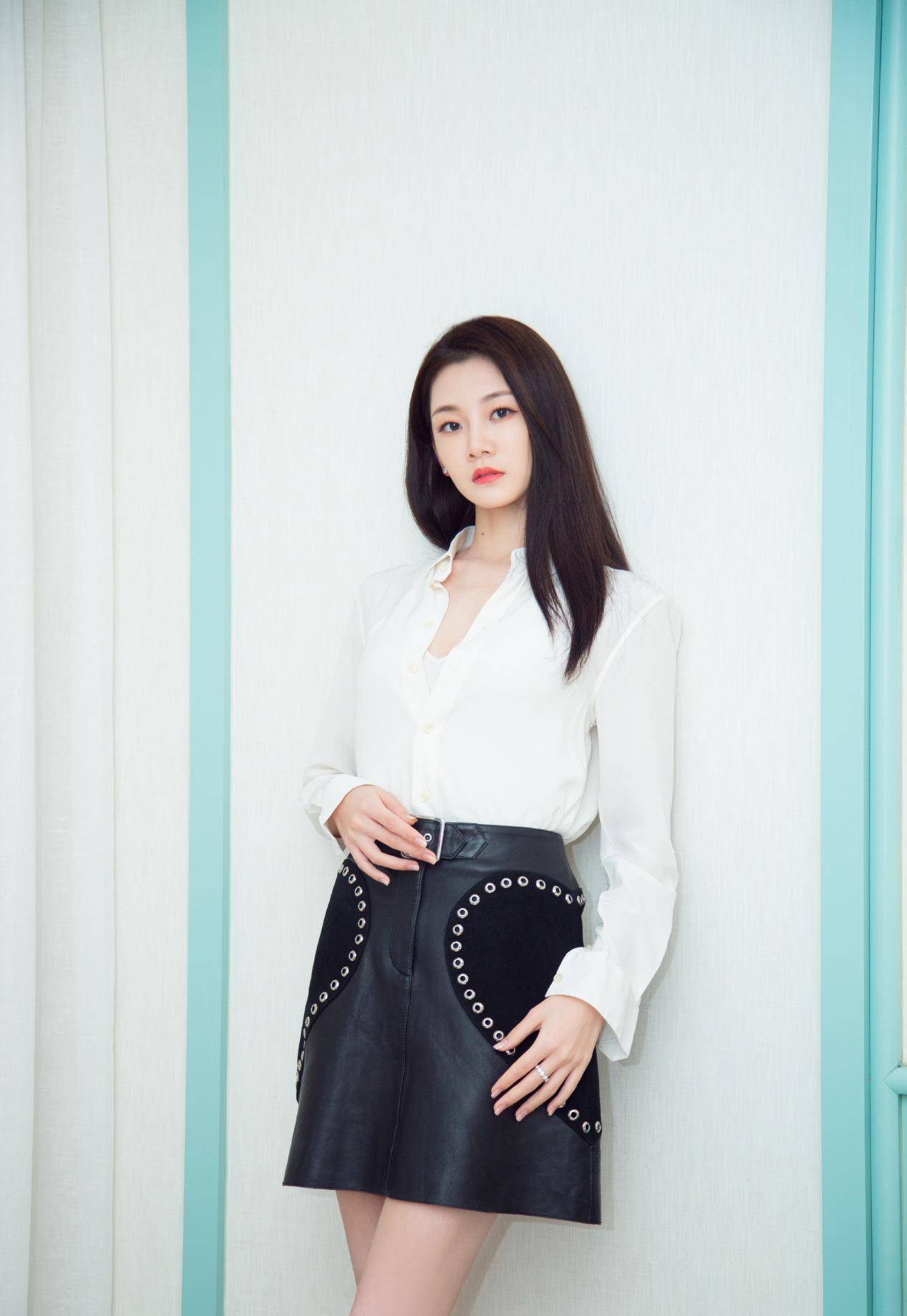 原创有一种东方美叫苗苗致敬巩俐白衬衫配包臀裙优雅时尚气质惊艳