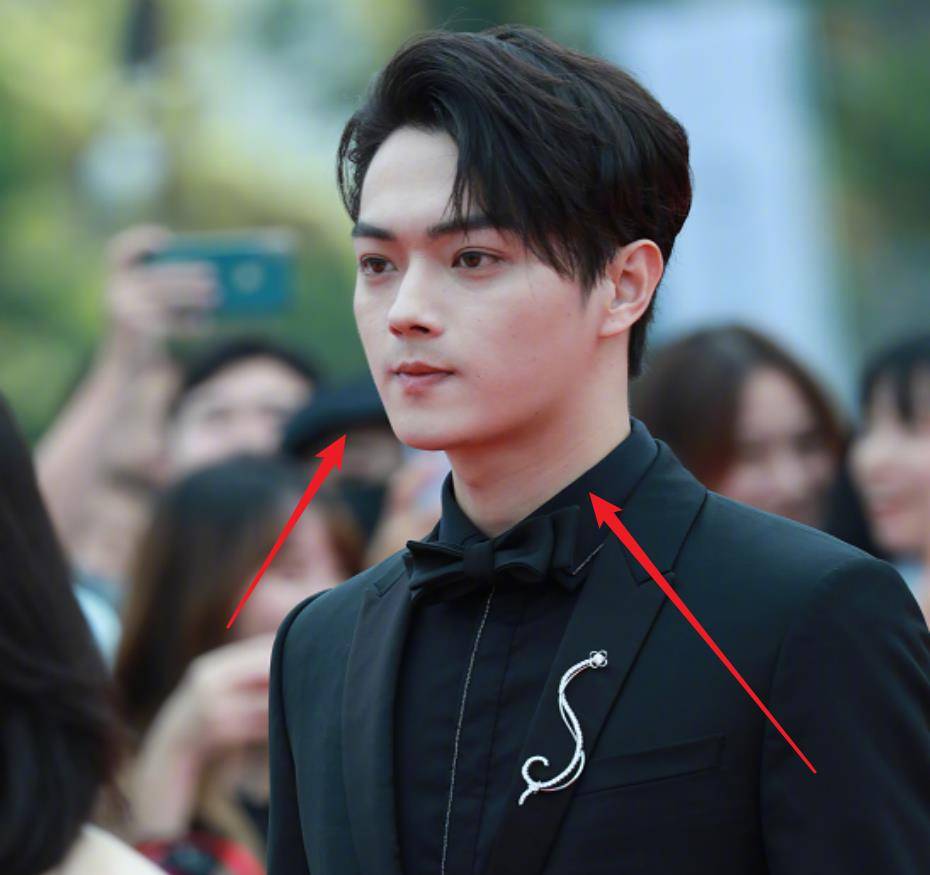 原创许凯出席活动生图曝光一身黑色西装绅士风度十足这颜值我爱了