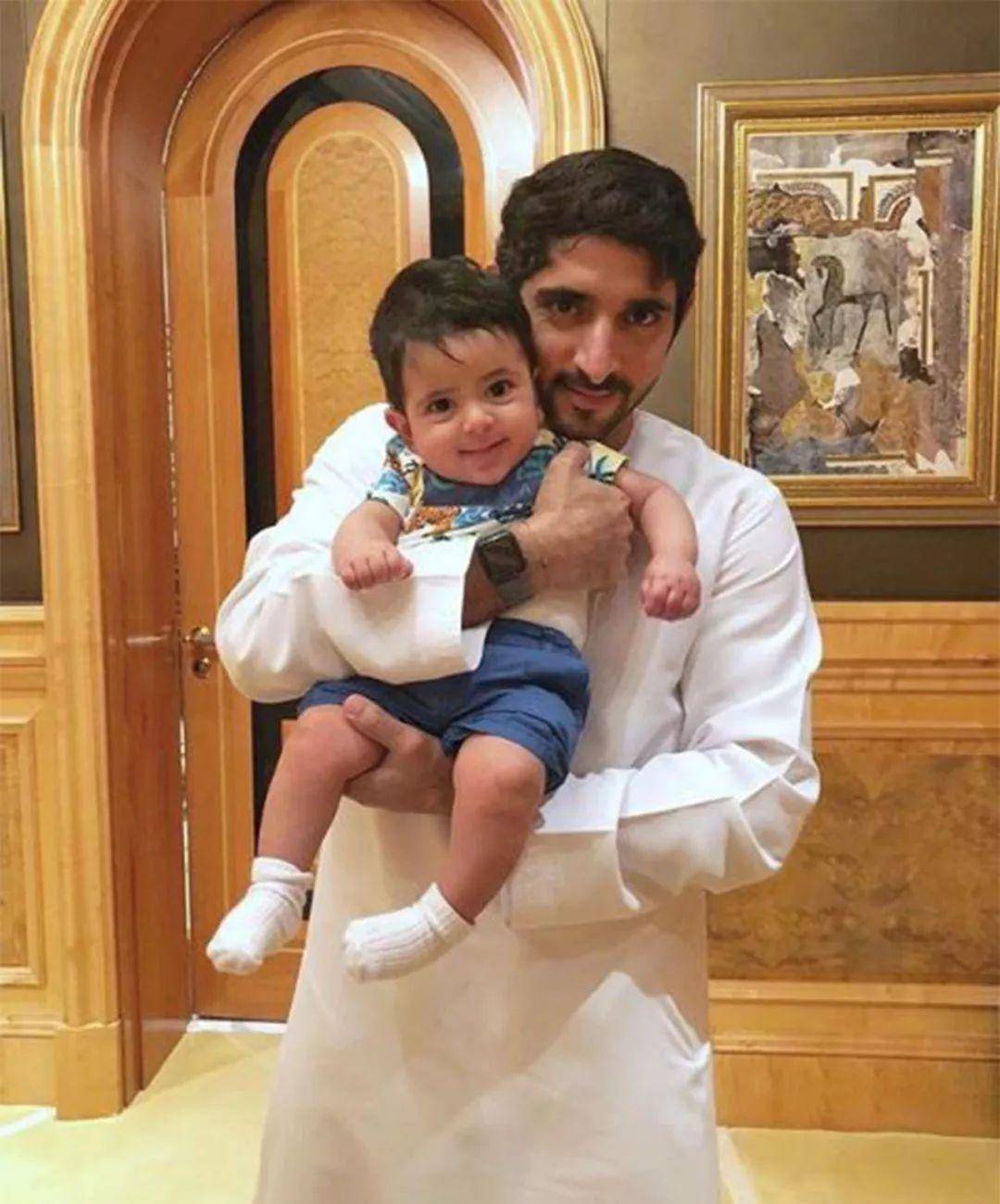 36岁迪拜王子告别单身,但依旧受追捧,在马尔代夫自拍帅哭了!