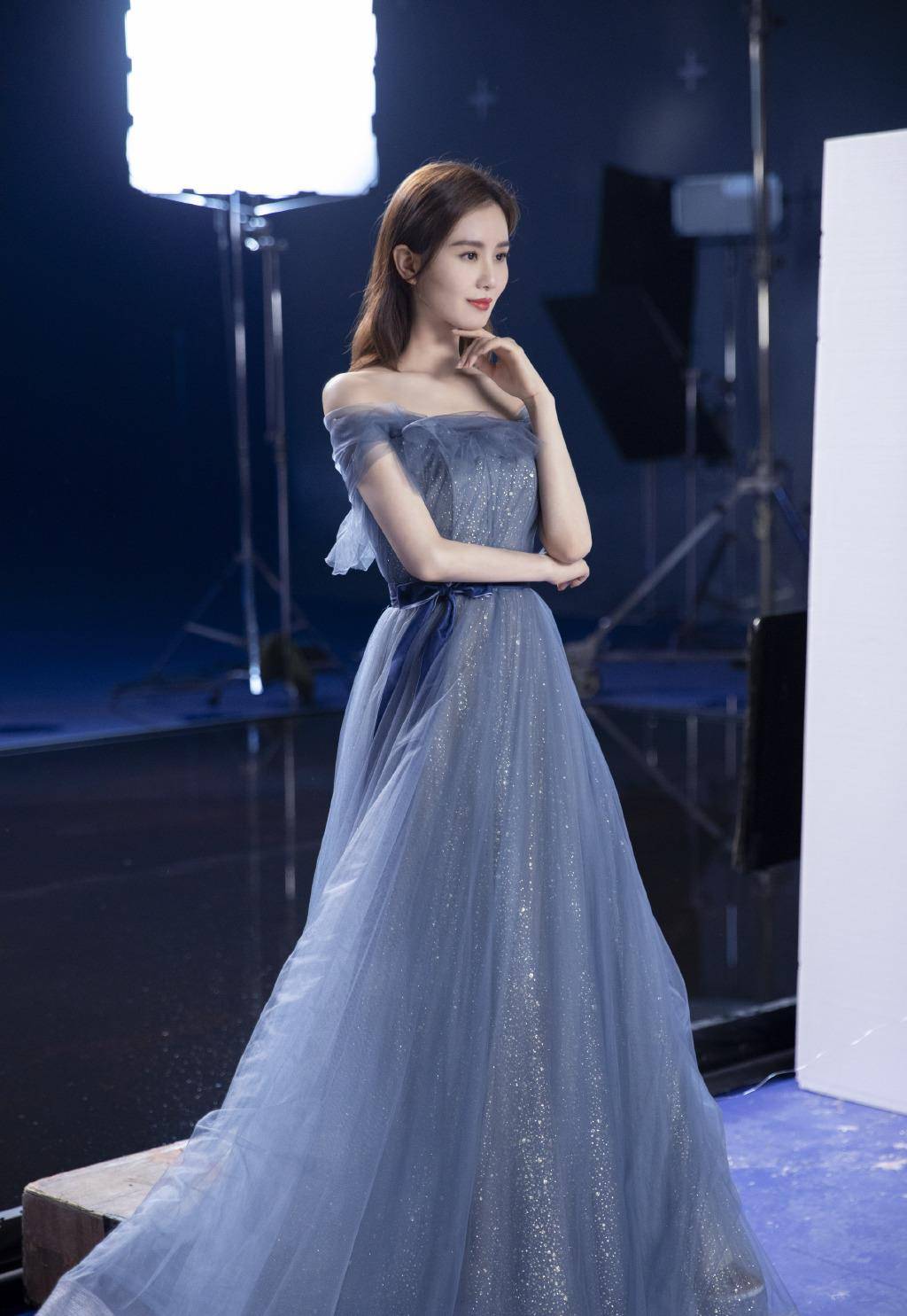 刘诗诗最新造型曝光,蓝色星光纱裙,气质高雅,美奂绝伦!