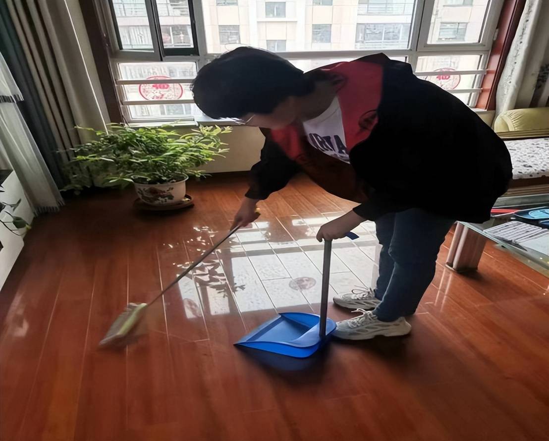 《你好,李焕英》并要求同学们写感恩心得;制作了以感恩为主题的手抄报