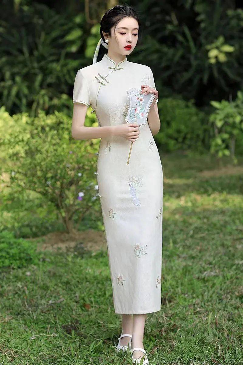 旗袍是温婉而典雅的风韵的像一幅淡淡的水墨在记忆的深处摇曳