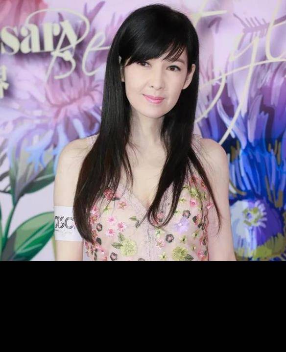 原创周慧敏状态太惊艳穿粉色一字肩连衣裙配长卷发美成24岁