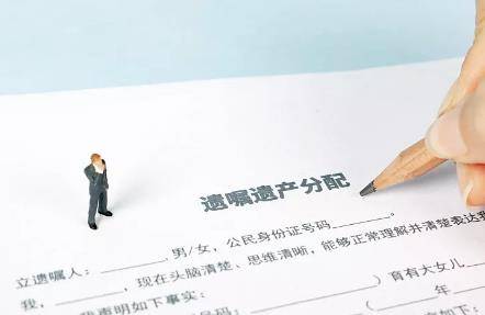 父亲去世留下多套千万级豪宅，继母持遗嘱拒分遗产，子女不干了