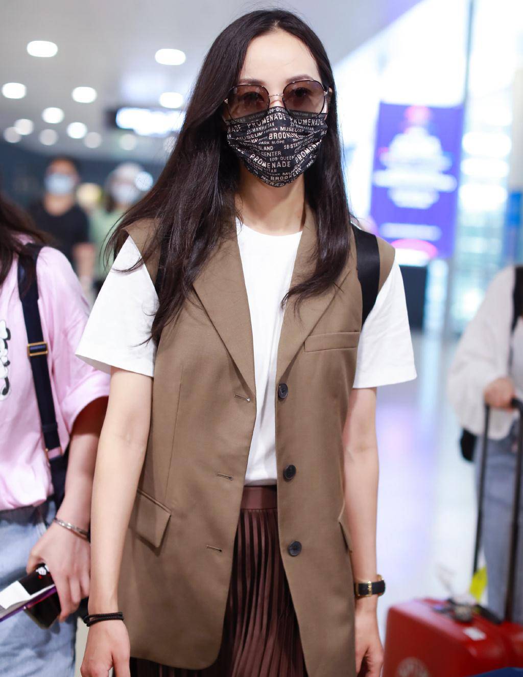 穿粉色t恤配拼接百褶裙,说她18岁也不为过_造型_女明星_色彩