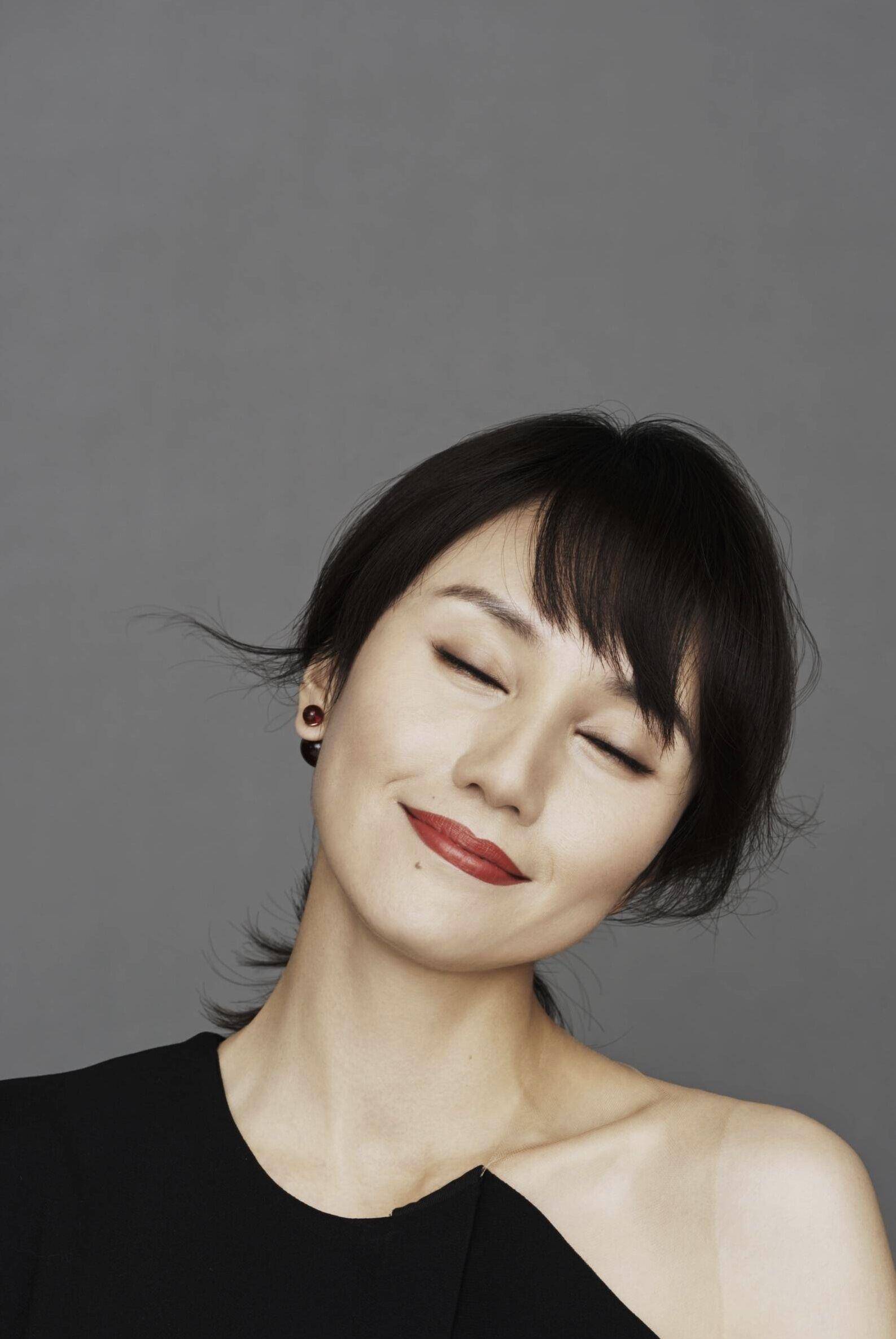 43岁气质女神袁泉,极简穿搭彰显从容优雅,素色系诠释美的高级_白色