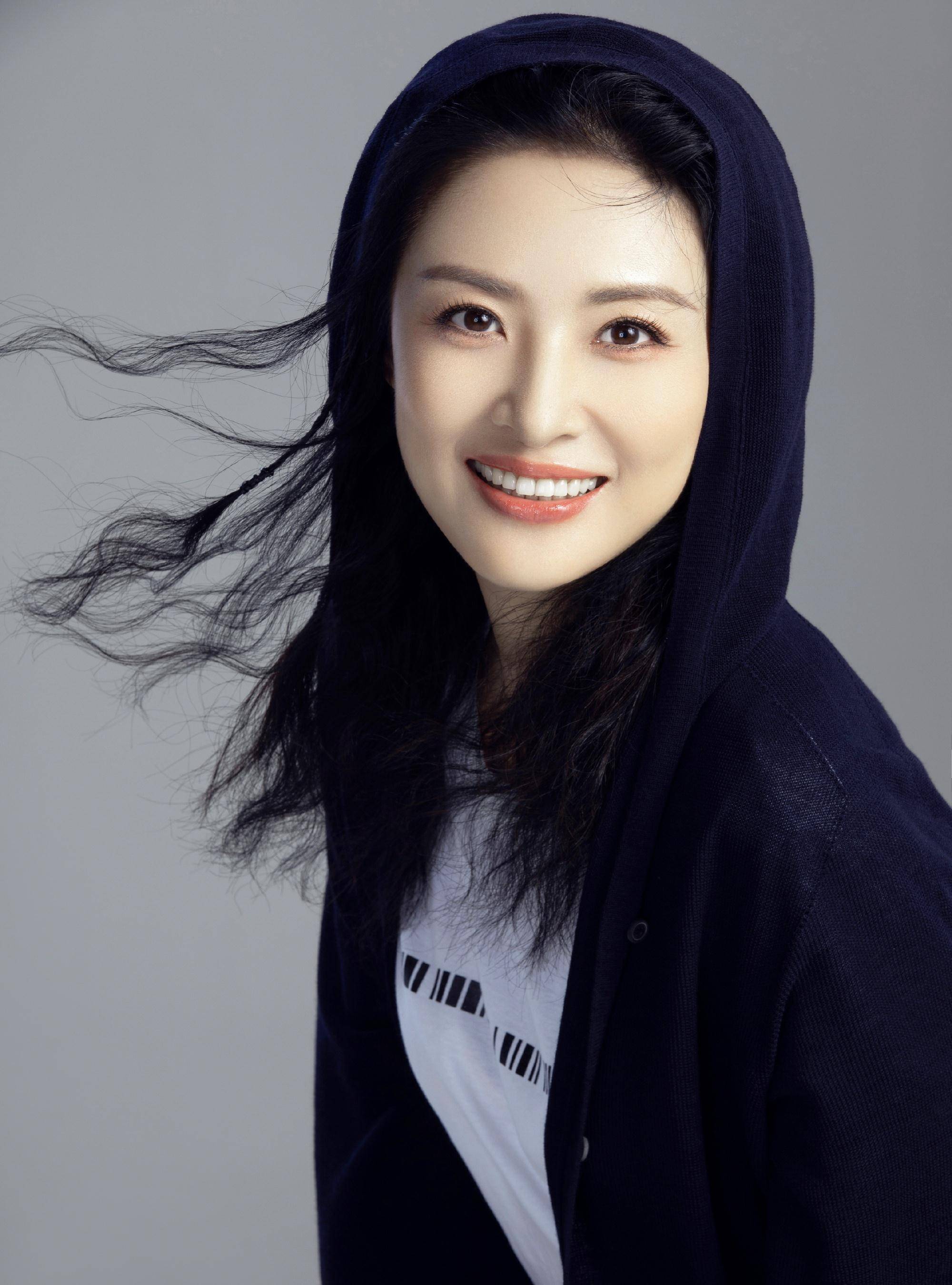 原创周涛堪称电视最抗老女主持编麻花辫穿绣花裤不敢相信她有52岁