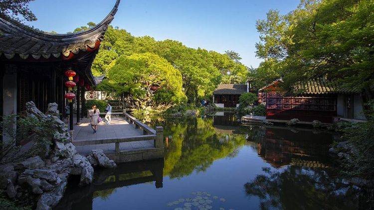 苏州一定要去的5a景区,是中国大型古典私家园林,游客络绎不绝