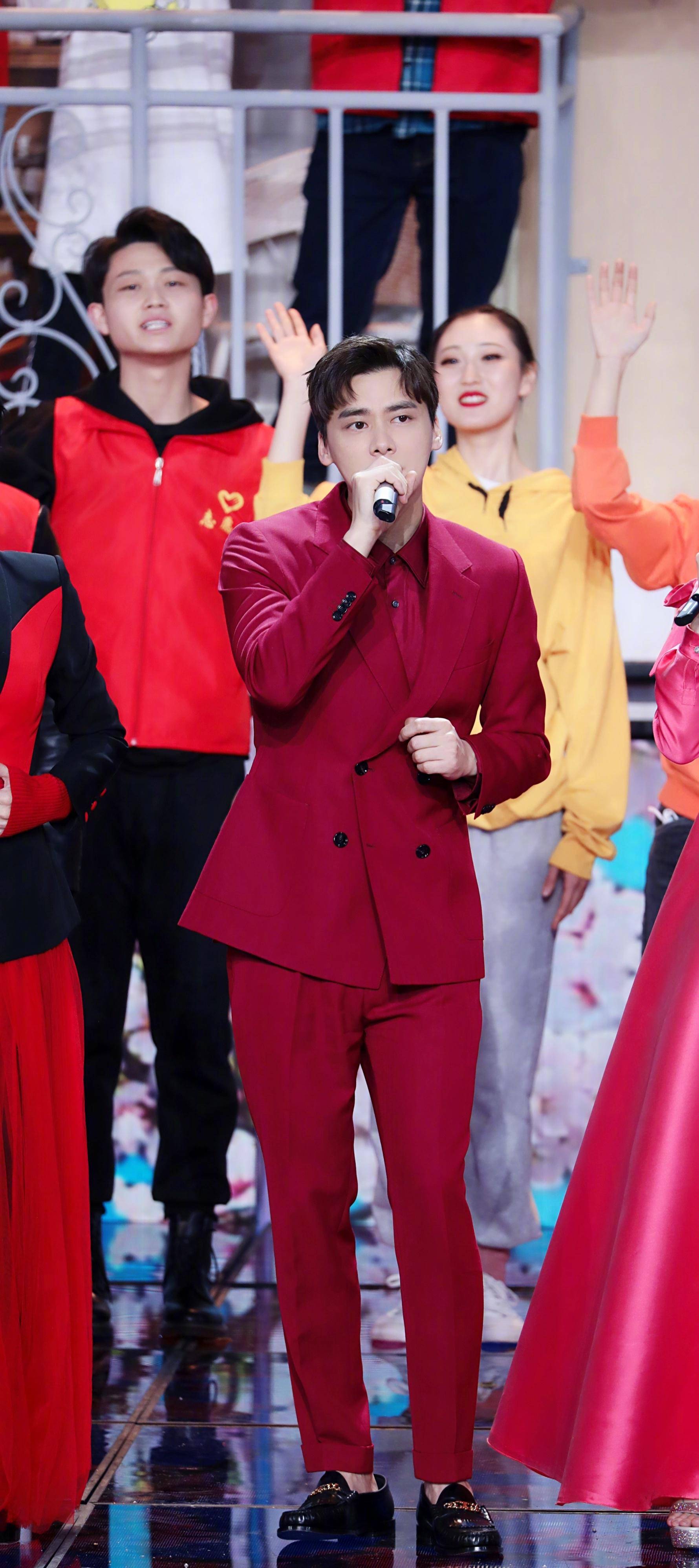 舞台两代流量同框,李现李易峰同穿红色西装,谁的穿搭更精彩?