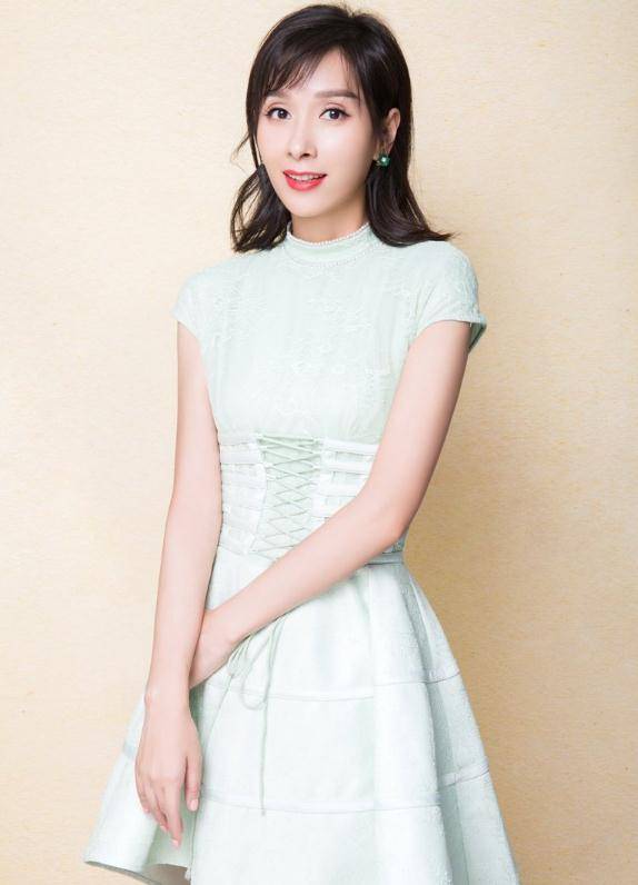 原创杨恭如气质开挂穿宝蓝色旗袍大秀花瓶身材摩登优雅