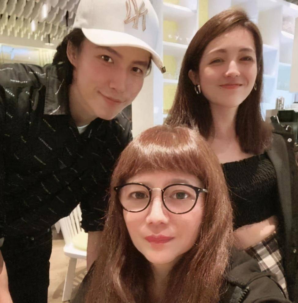 林瑞阳前妻晒母子三人合照狂打脸,反差明显_曾哲贞_长相_孩子