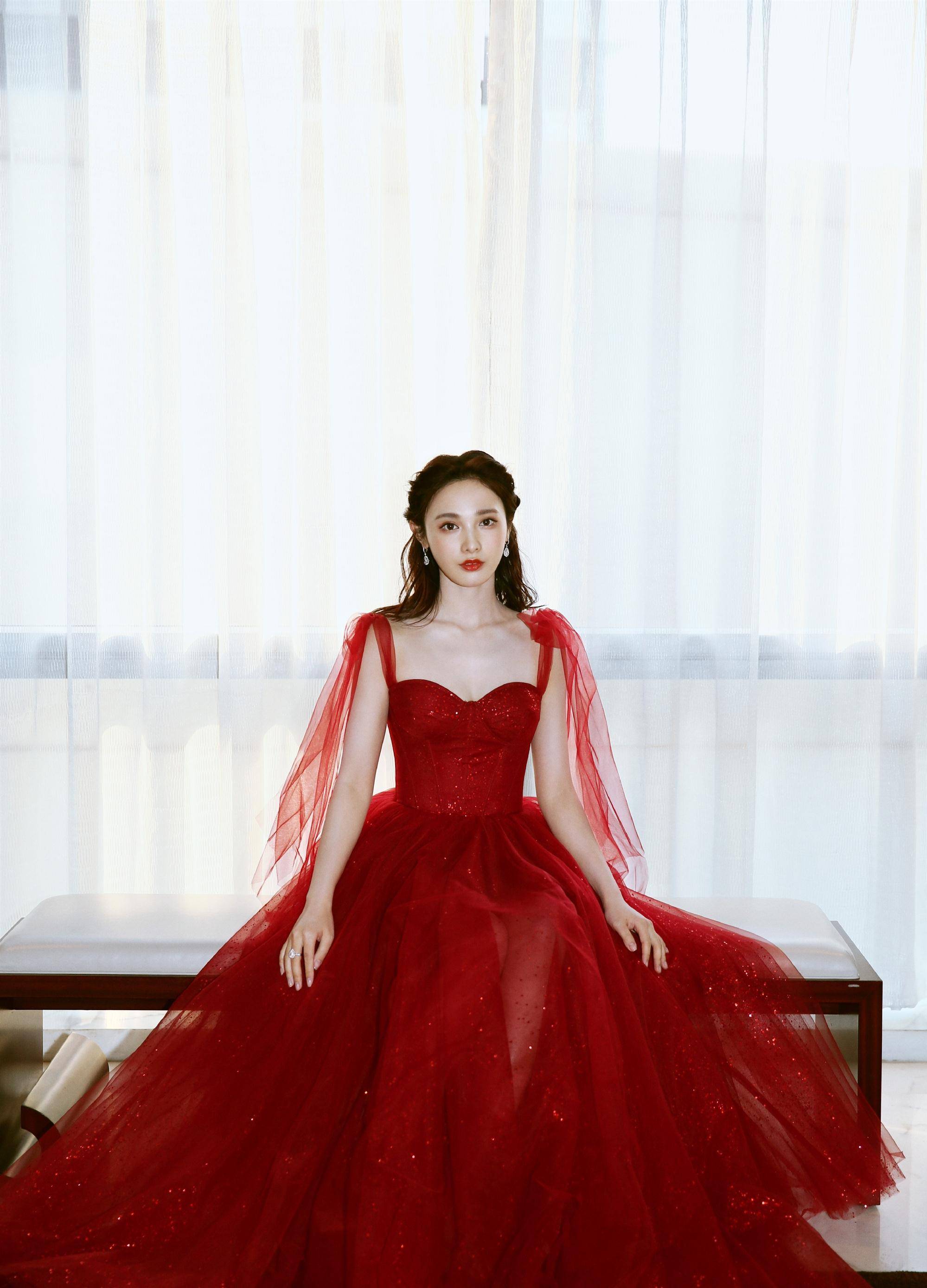 彭小苒再放大招,古风侠女造型惊艳众人,穿出不拘一格的美_款式_礼服