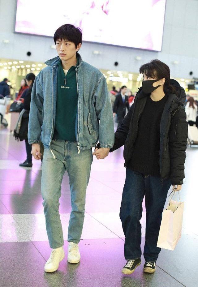 原创             金大川春夏恋情实锤，两人同穿休闲装携手走机场，接地气又甜蜜