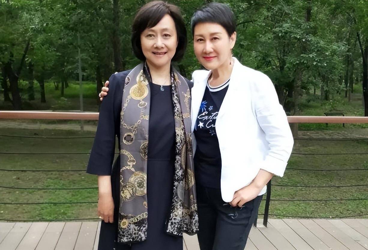 著名演员黄梅莹命运坎坷嫁给金鑫后苦尽甘来恩爱38年生一子