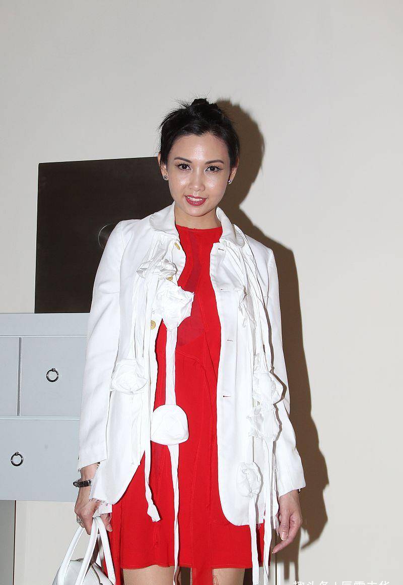 原创52岁邱淑贞完美转型缎面衬衫配皮裙混搭风美得婉约很优雅